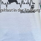 Mann trägt Dackel